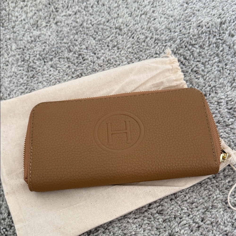 INSPIRED — Brown Leather Zip Wallet with H logo